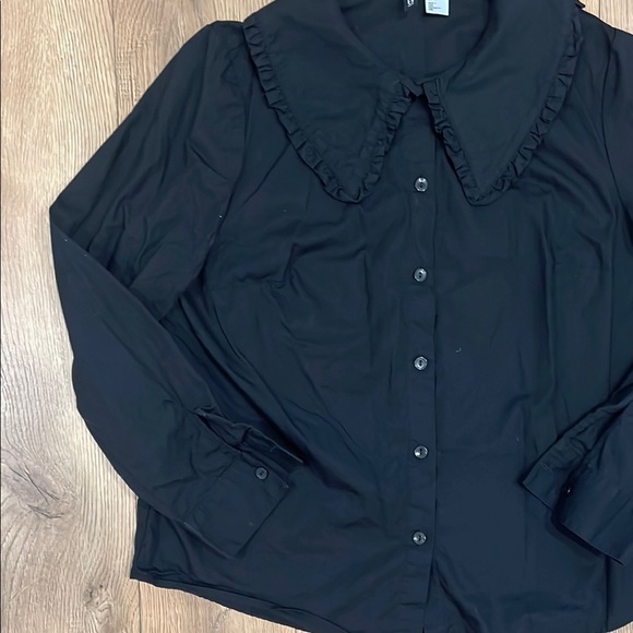 H&M Women's Black Ruffled Collar Top - Picture 4 of 5